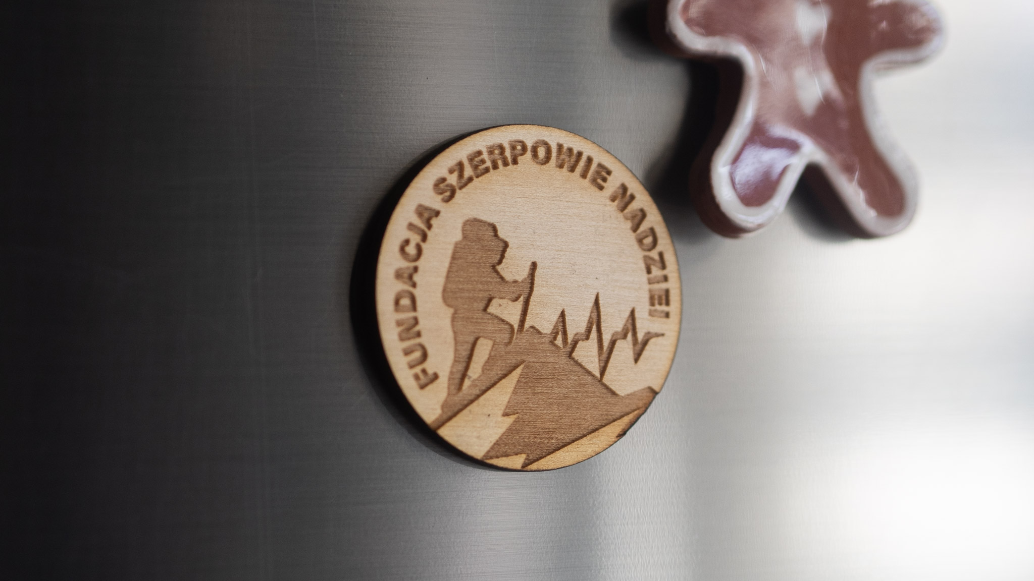 Drewniany magnes z logo Fundacja Szerpowie Nadziei